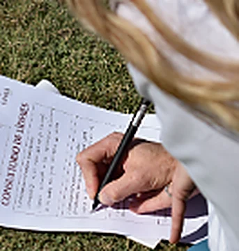 Libreta 'Consultorio de Líderes' con mano escribiendo